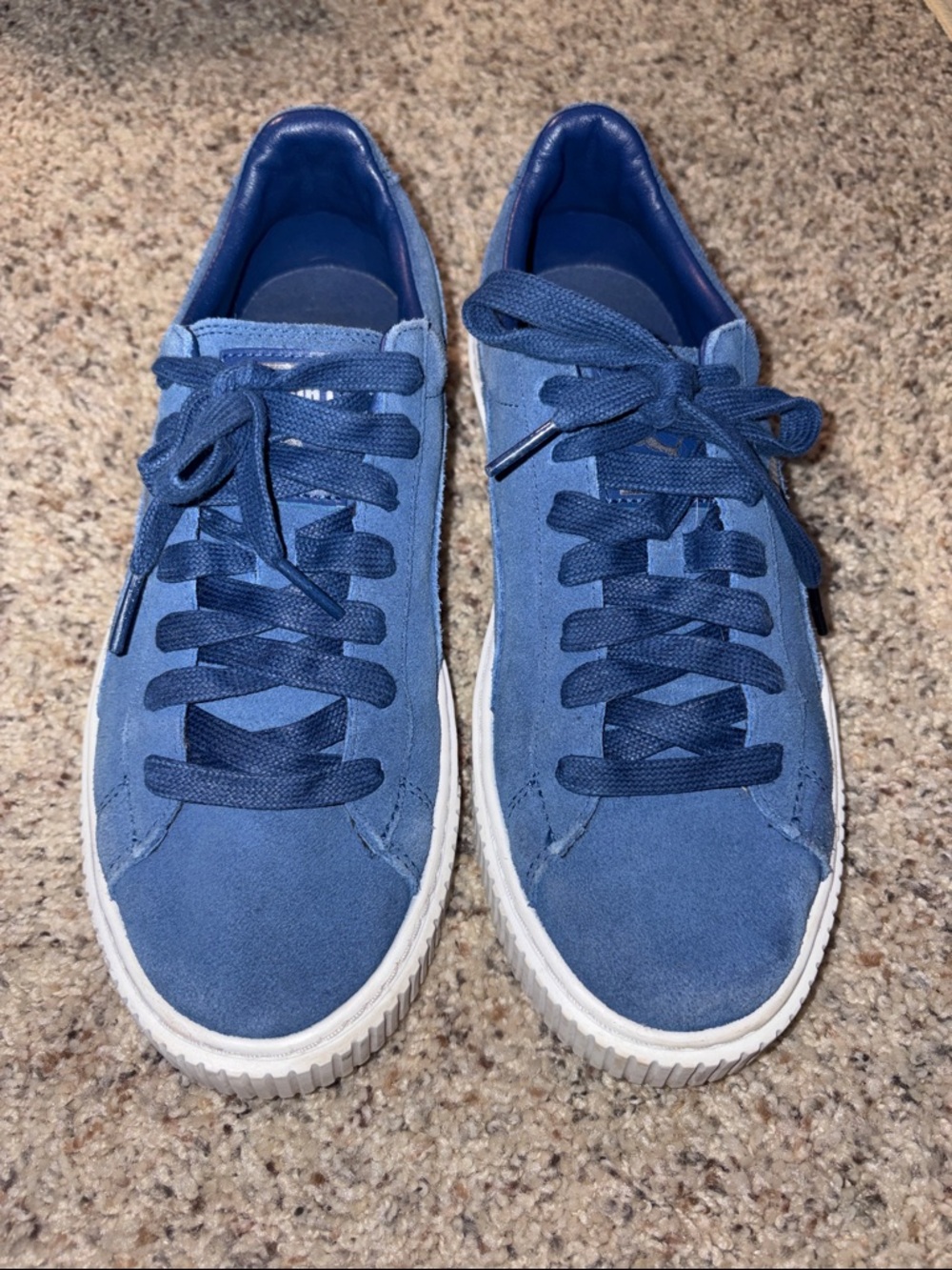 Puma Suede Low Top Sneakers in Blue